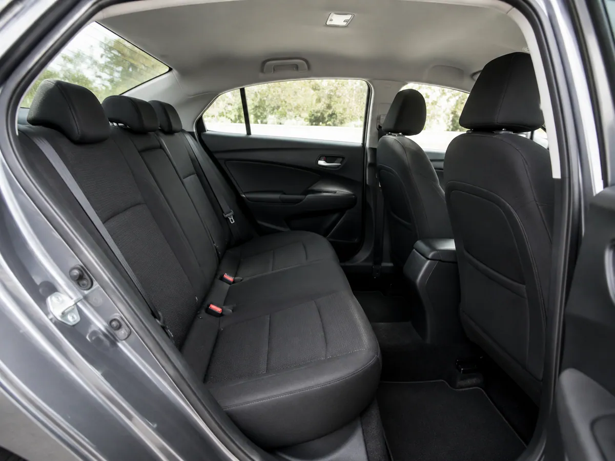 Toyota Vios 2025 · 뒷좌석